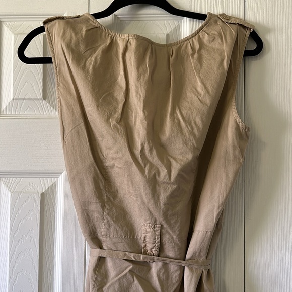 Super cute lightweight sleeveless button down dress with optional belt - Picture 5 of 7